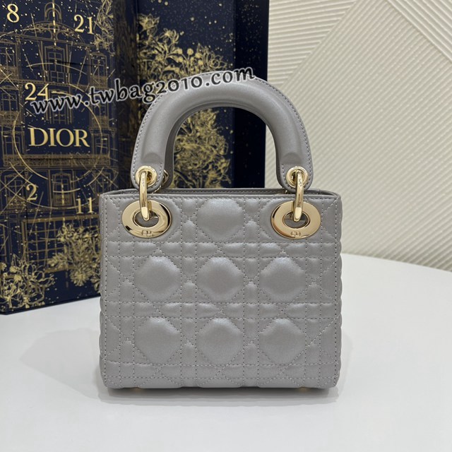 Dior专柜新款Lady女包迪奥高仿原单Classic Lady 戴妃包，标志性的字母吊饰，经典的菱格，手感极好的绵羊皮，人手一个必备的三格小包。迷人优Classic Lady戴妃包三格手提女包 djfk1417